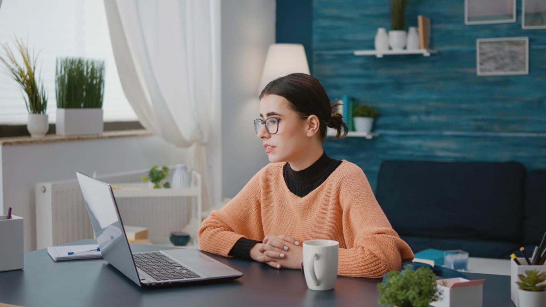 Equipo de trabajo colaborando en estrategias financieras